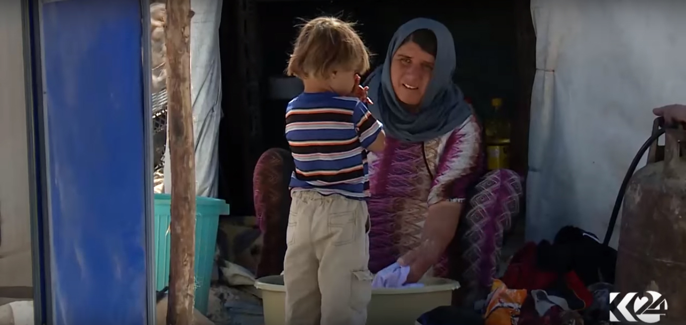 بالصور.. عائلات ايزيدية تعود الى وطنها لتعيش في المخيمات مرة اخرى